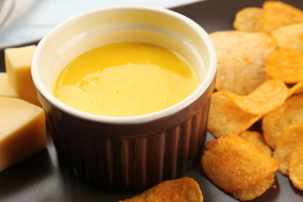 Чашка сливочного сыра и чипсов, закройте — стоковое фото