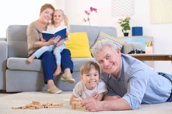 Senior man speelt thuis met zijn kleinzoon — Stockfoto