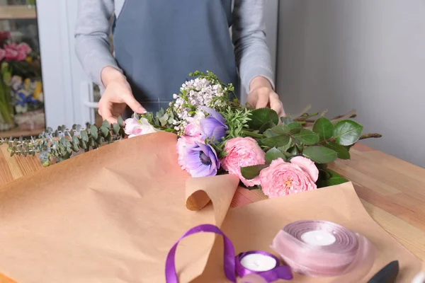 Florista feminino criando belo buquê — Fotografia de Stock