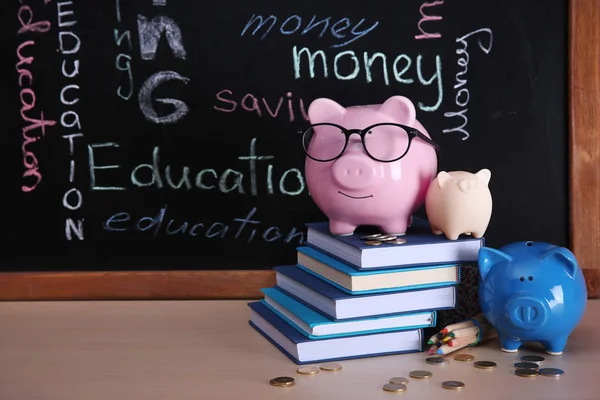 Tres alcancías con libros y monedas — Foto de Stock