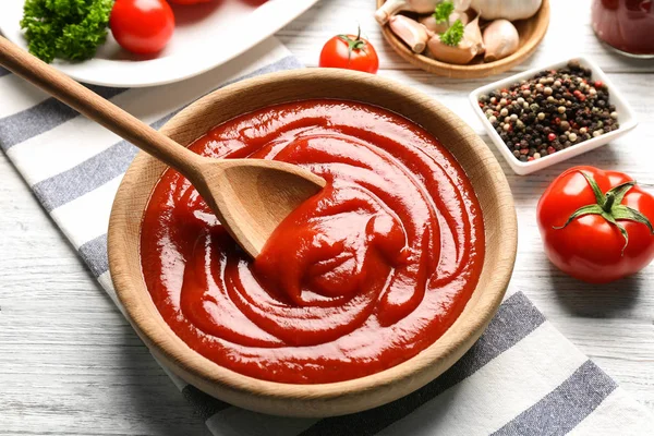 Delicious ketchup in bowl — Stock Photo, Image