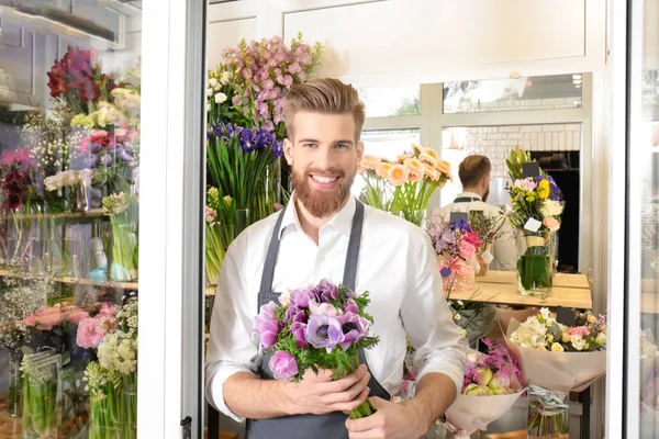 Joven florista guapo — Foto de Stock