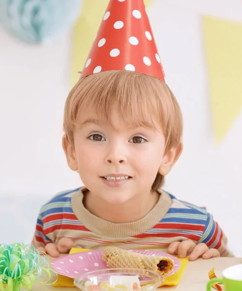 Fiú a születésnapi partiján — Stock Fotó
