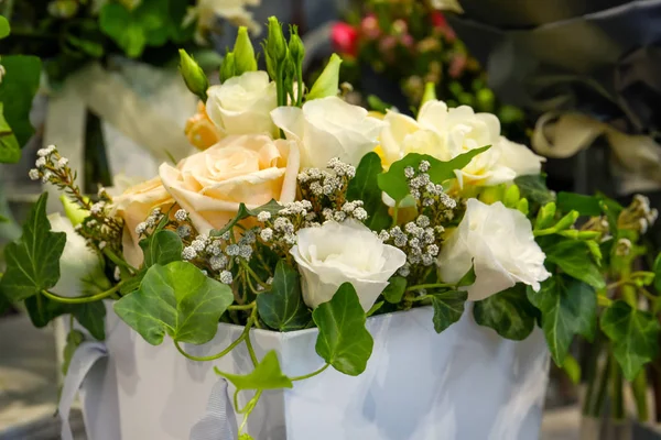 Hermoso ramo de flores blancas festivas en caja de embalaje, primer plano — Foto de Stock