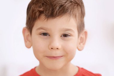 Şirin küçük çocuk. 