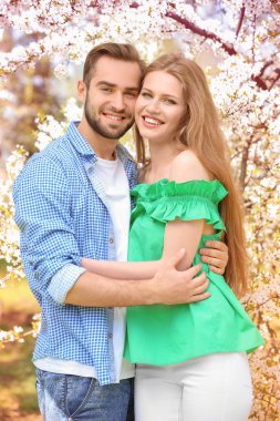 Genç bir çift parkta yürüyor.