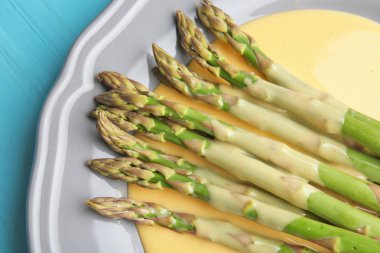 peynir soslu kuşkonmaz  