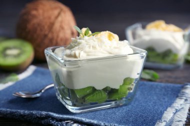 Hindistan cevizi krem kase masada kivi dilimleri ile