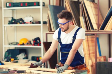 Yakışıklı genç marangoz  