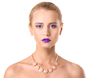 kadın güzel leylak makyaj ile