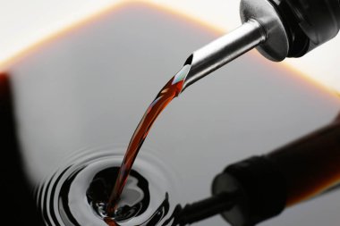 Lezzetli soya sosu şişe, closeup dökme