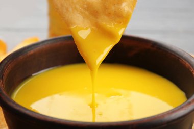 Kaseye krem peynir soslu cips daldırma, yakın çekim
