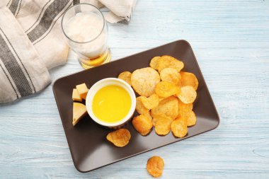 Kase krem peynir ve cips ve beyaz tahta arka plan ile tepsi