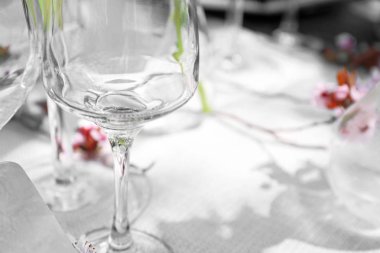 Closeup hizmet şenlikli masada Şarap kadehi