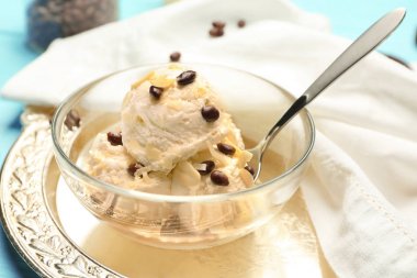 Cam kase lezzetli dondurma ve çikolata şekerleme tepsisi üzerinde