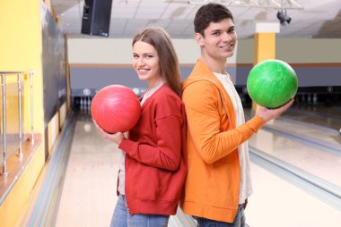 Genç adam ve kadın bowling kulübünde eğleniyor