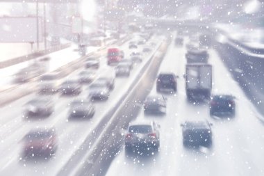 Kışın şehir trafik