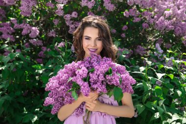 Lila makyaj kadınla 