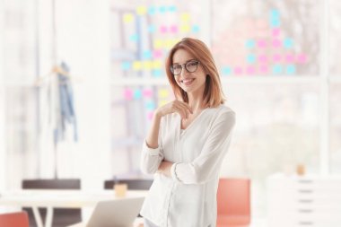 Ofiste duran genç kadın