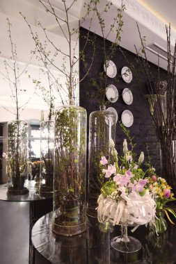 Bitkiler üzerinde yuvarlak cam masa