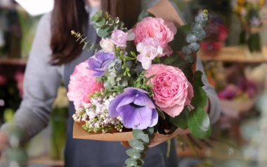 Kadın çiçekçi ambalaj buket 