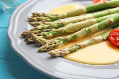 peynir soslu kuşkonmaz  