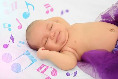 Yatakta uyuyan sevimli bebek. Ninni şarkı ve müzik konsepti