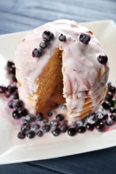 Deliciosos panqueques en plato — Foto de Stock