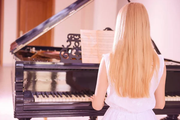 Kvinna som spelar piano — Stockfoto