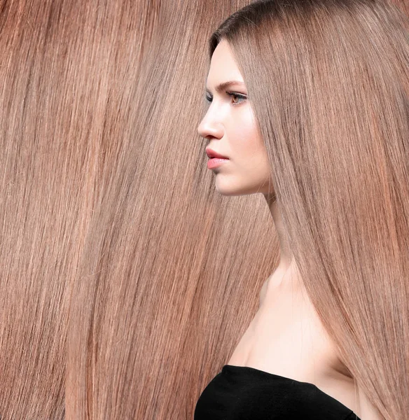 Jovem com cabelo longo brilhante — Fotografia de Stock