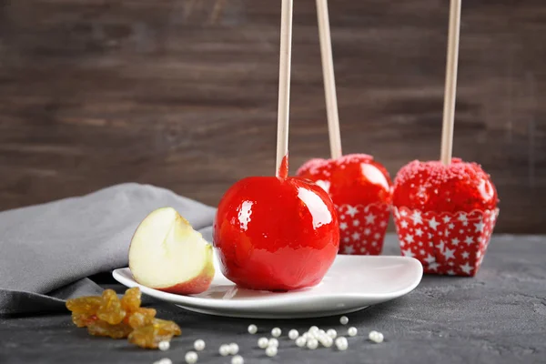 Vitt fat med candy apple på grå bord — Stockfoto