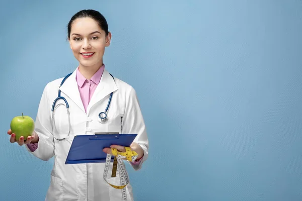 Jovem nutricionista feminina — Fotografia de Stock