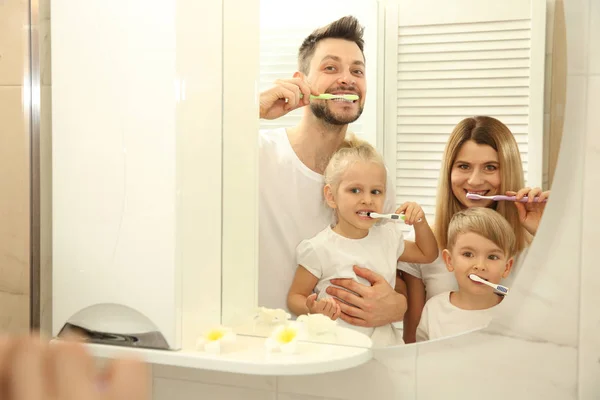 Young family with children brushing teeth — Stock Photo, Image