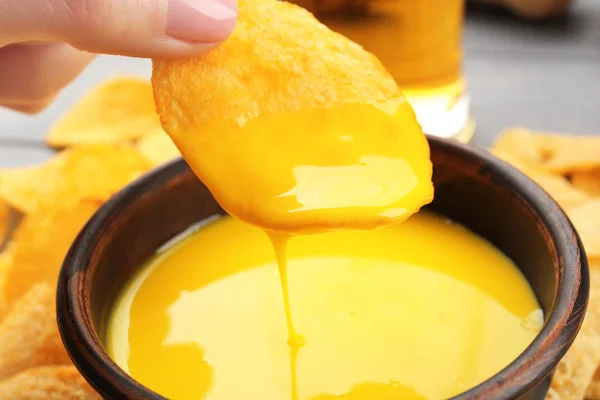 Sumergiendo las papas fritas en un tazón con salsa de queso cremoso, de cerca — Foto de Stock
