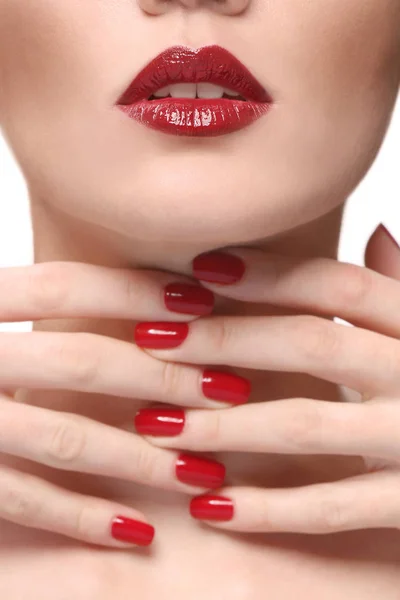 Mujer joven con labios rojos — Foto de Stock