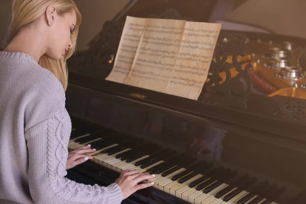 Kvinna som spelar piano — Stockfoto