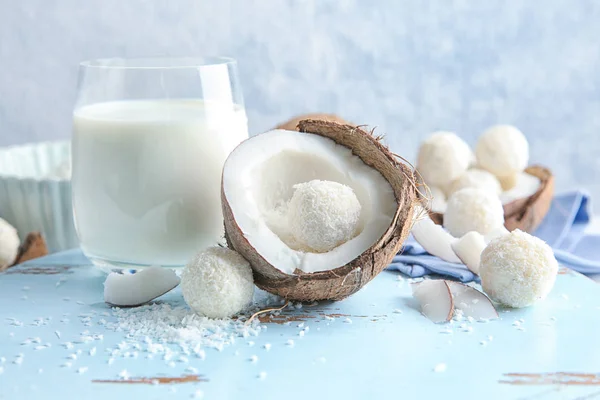 Doces saborosos em flocos de coco — Fotografia de Stock