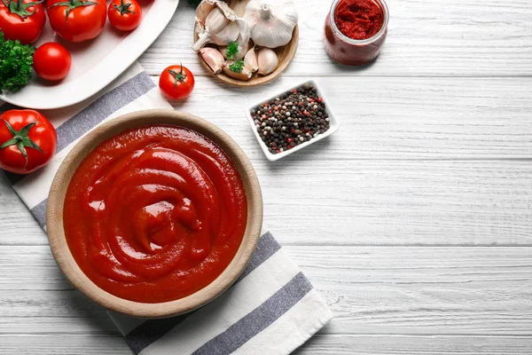 Tál ízletes ketchup — Stock Fotó