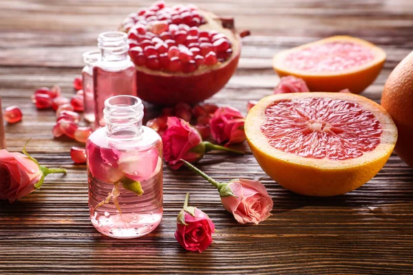 Hermosa composición con botellas de perfume —  Fotos de Stock