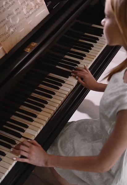 Girl playing piano — Stock Photo, Image