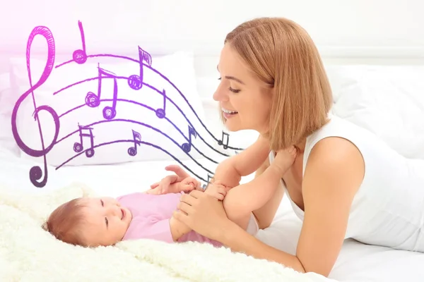 Mor med baby på sängen. Lullaby låtar och musik koncept — Stockfoto