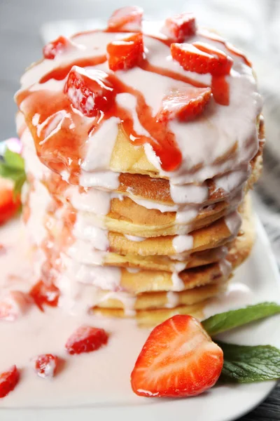 Deliciosos panqueques en plato — Foto de Stock