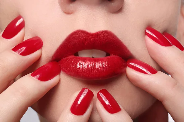 Молодая женщина с красными губами и ногтями — стоковое фото