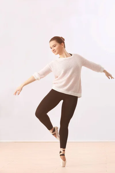 Concepto de arte del ballet. Joven hermosa bailarina de entrenamiento en la sala de baile — Foto de Stock