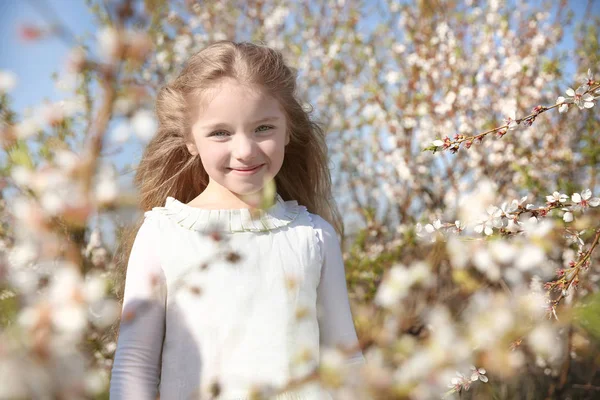 Lachende meisje genieten van zonnige dag in lentetuin — Stockfoto