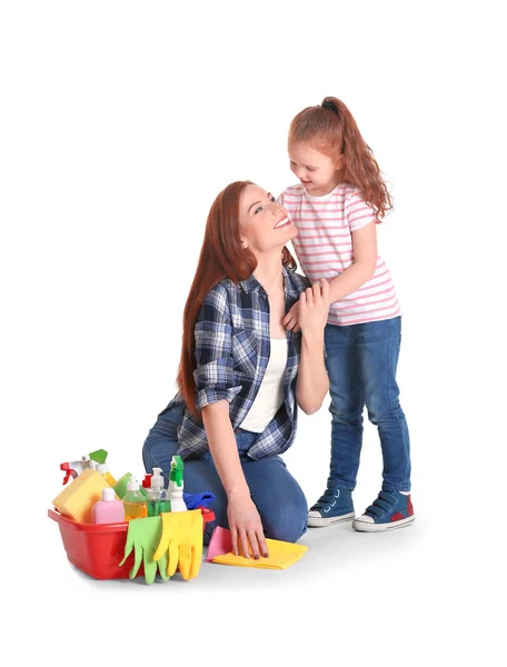 Ragazza e sua madre con prodotti per la pulizia — Foto Stock