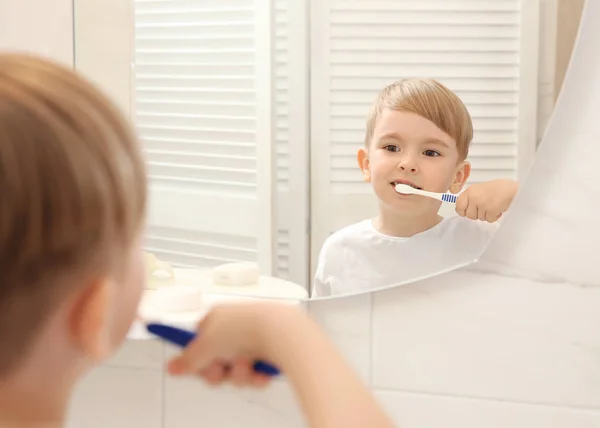Мальчик чистит зубы — стоковое фото
