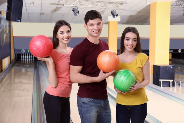 Vrienden bij bowlingclub — Stockfoto