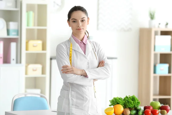 Jovem nutricionista feminina — Fotografia de Stock