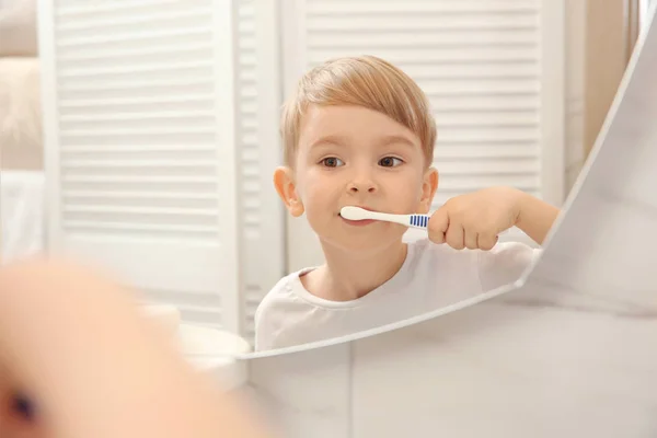 Kisfiú fogat mos. — Stock Fotó